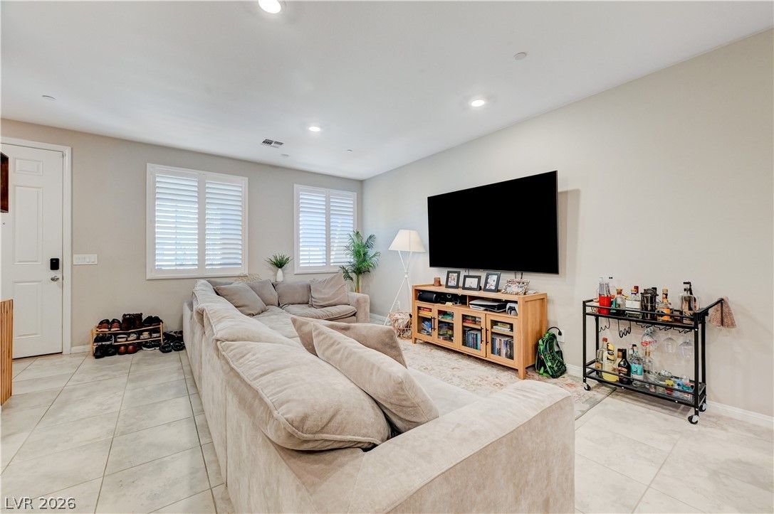2433 Bellinzona Place — photo 4