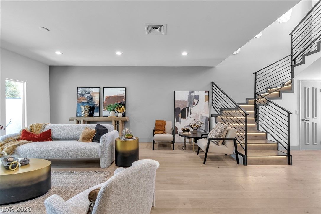 2861 Queens Courtyard Drive — photo 2