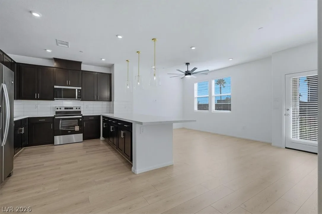 8667 Luxuriant Avenue — photo 2