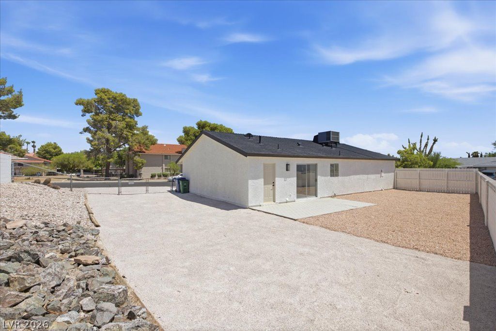1326 Darlene Way — photo 3