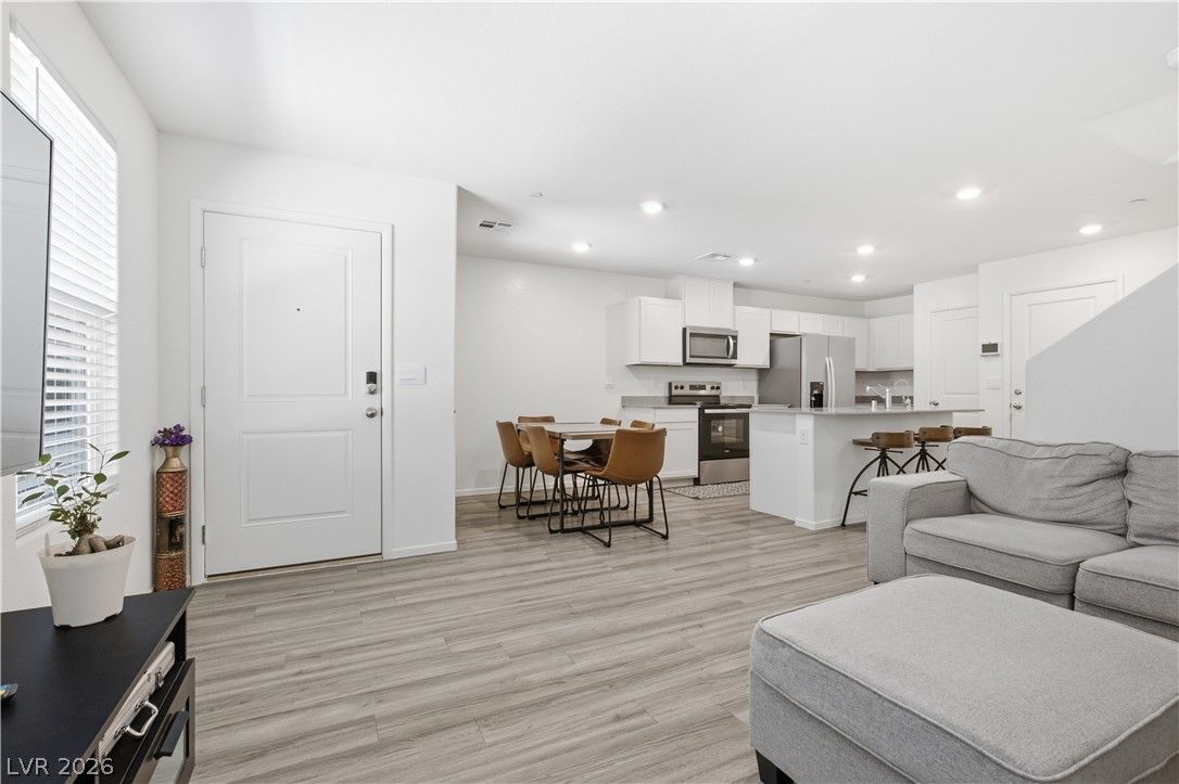 4990 Pear Mesa Avenue — photo 2