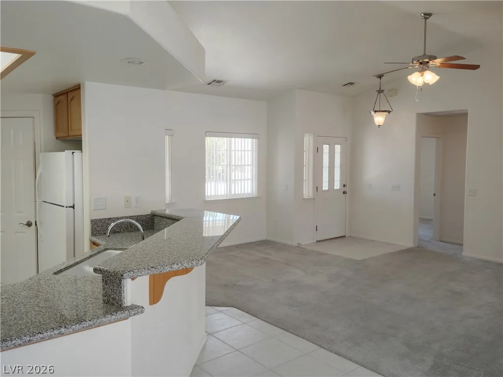 546 East Elsie Lane — photo 3