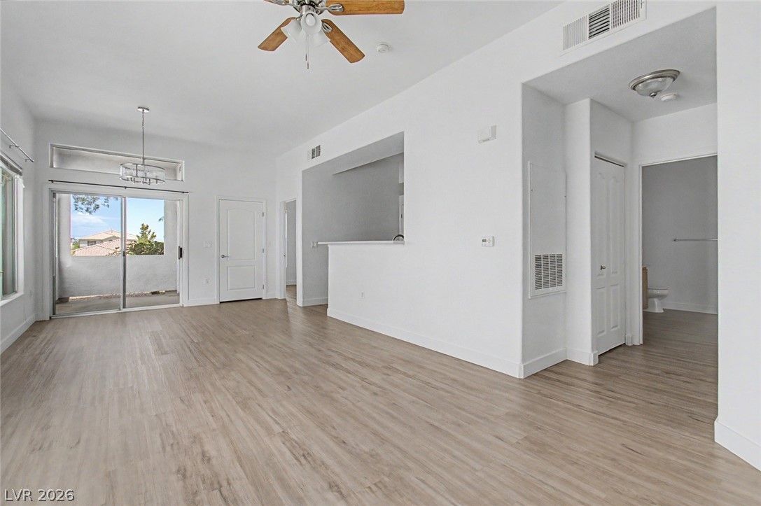 2305 West Horizon Ridge Parkway 3813 — photo 4 of 15