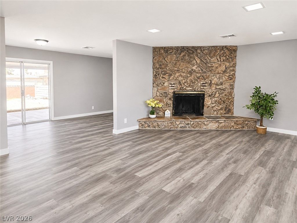 2217 Constantine Avenue — photo 5