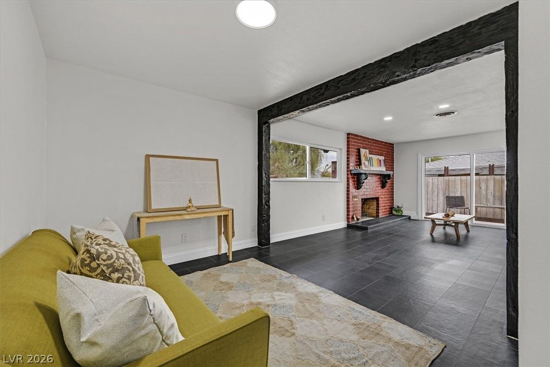 4516 East Flamingo Road — photo 3