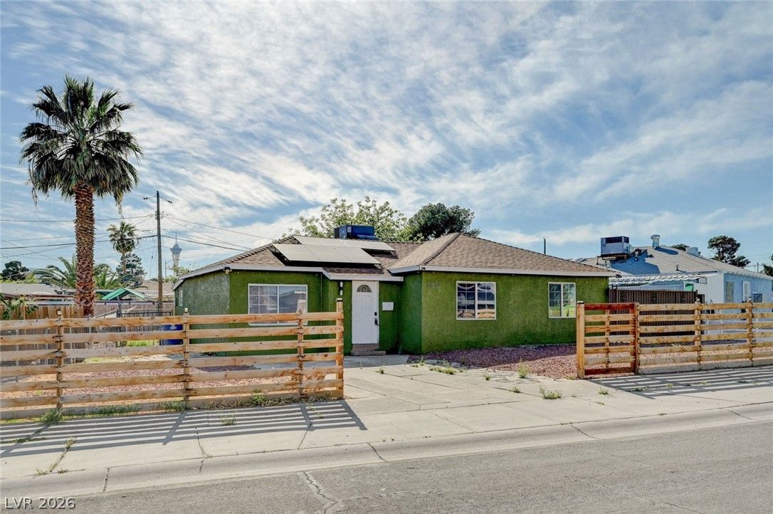 1720 East Carson Avenue — photo 3