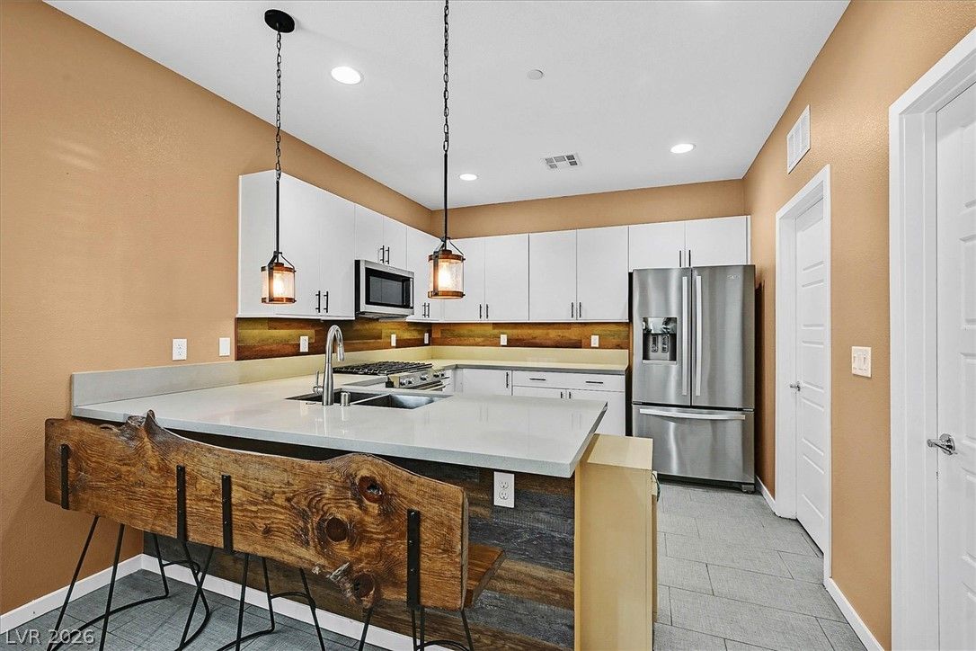 11257 Rainbow Peak Avenue 209 — photo 5