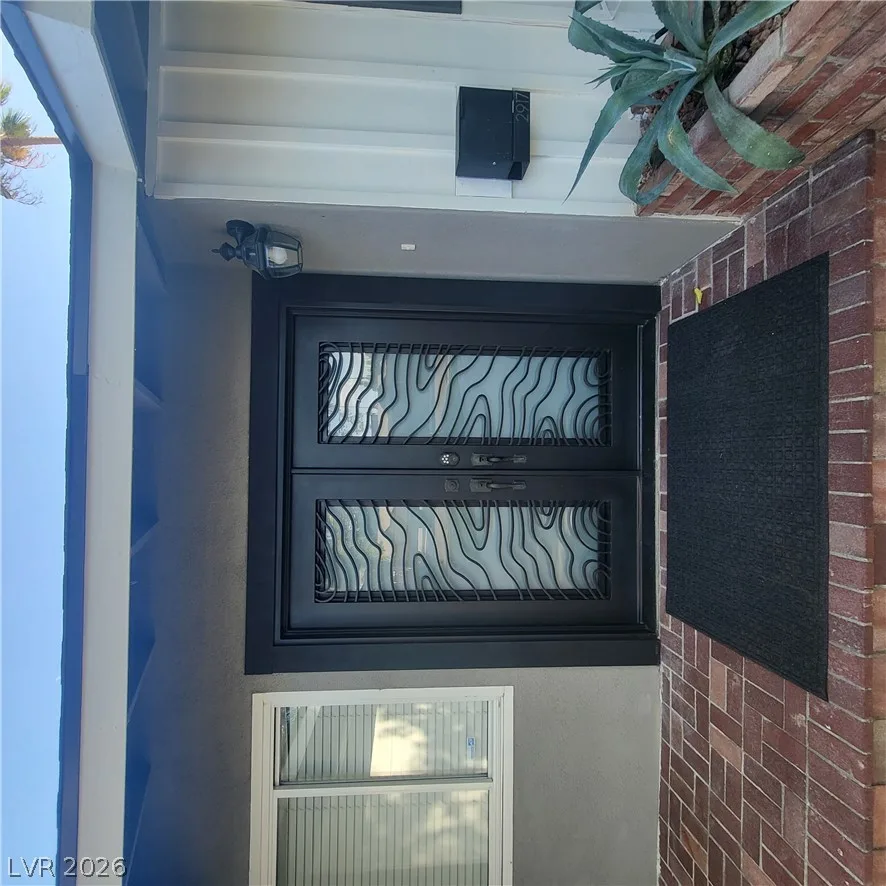 2917 Colanthe Avenue — photo 3