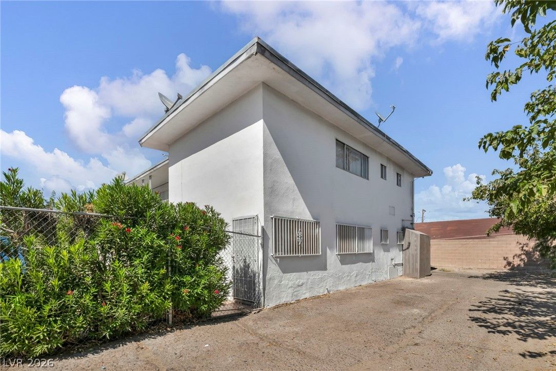 1165 Sierra Vista Drive — photo 4 of 33
