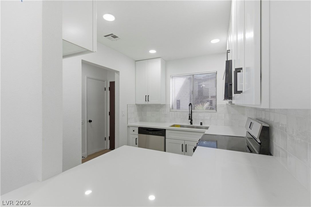 2341 Wooster Circle B — photo 4 of 10