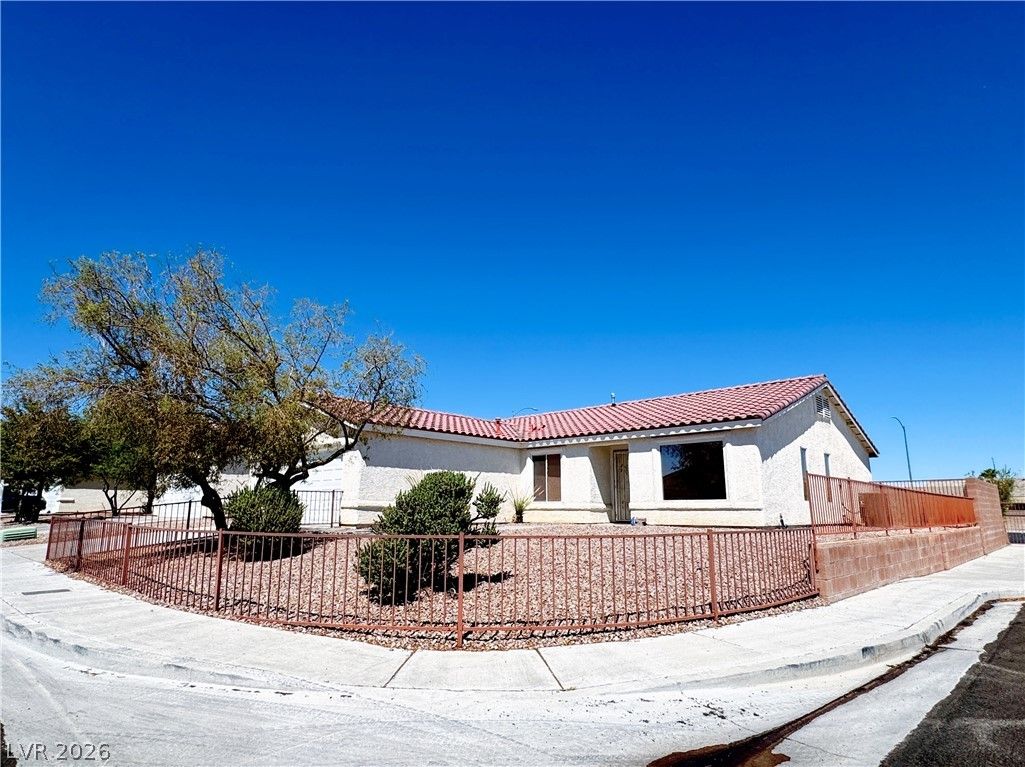 5218 Jungle Orchard Street — photo 2 of 28