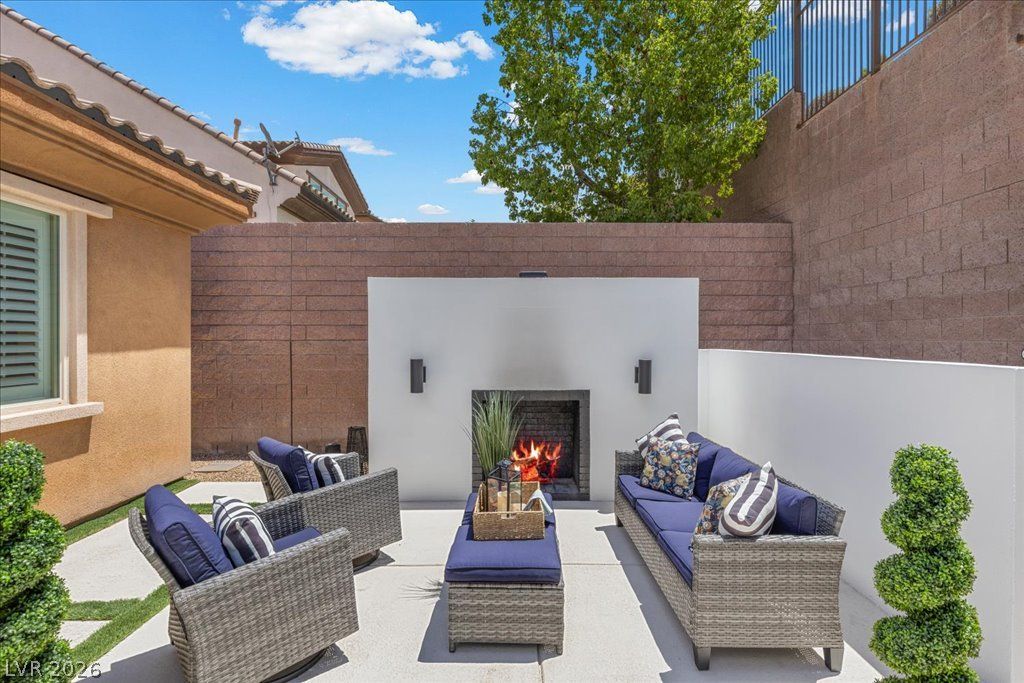 2828 Josephine Drive — photo 3