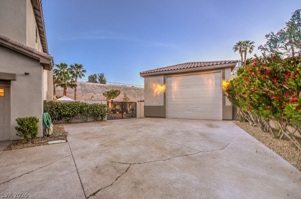 2849 Soaring Peak Avenue — photo 4