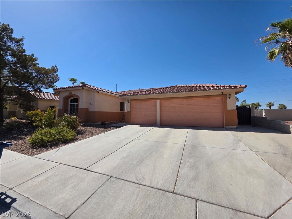 6323 Mahogany Peak Avenue — photo 2