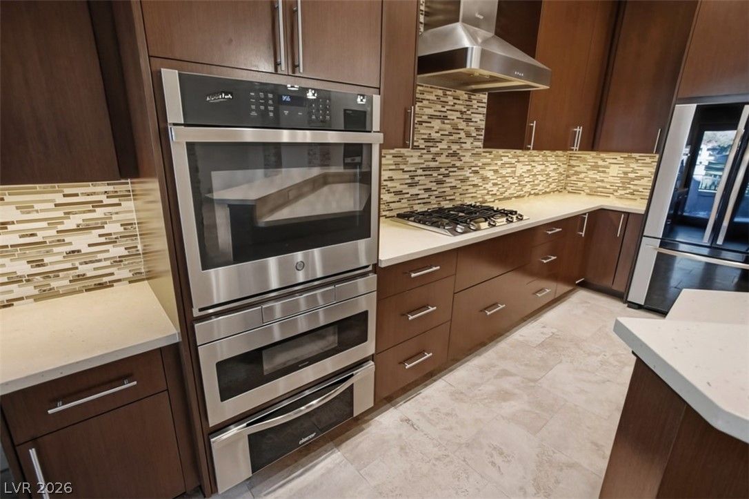 7146 Mission Hills Drive — photo 2