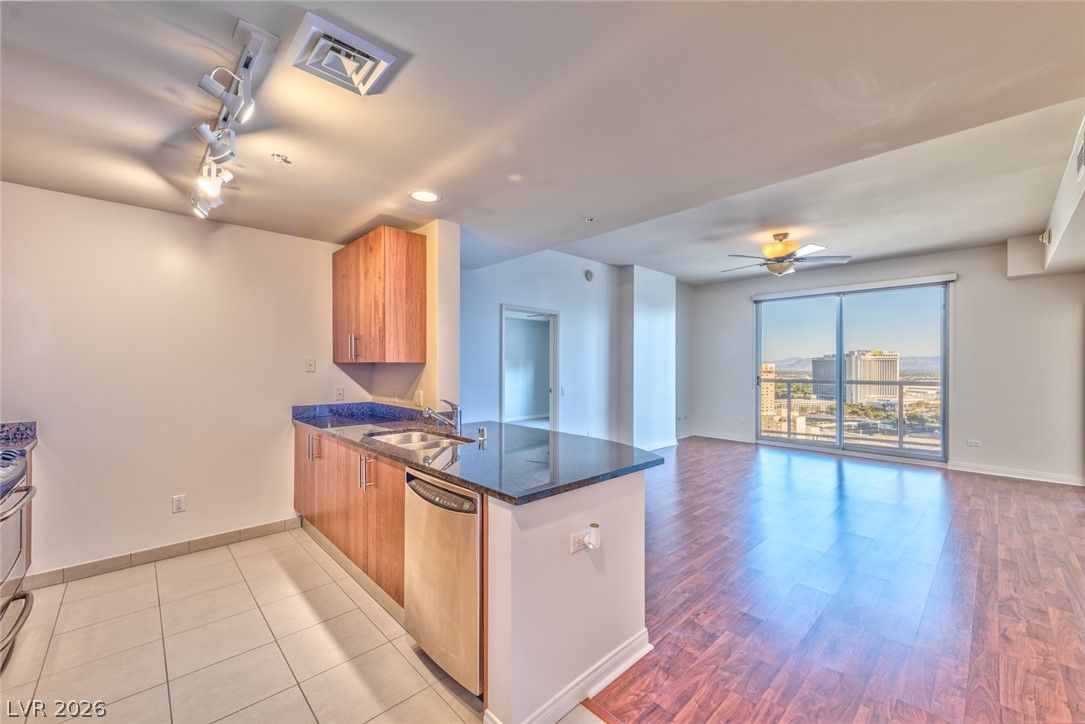 200 Sahara Avenue 2507 — photo 3