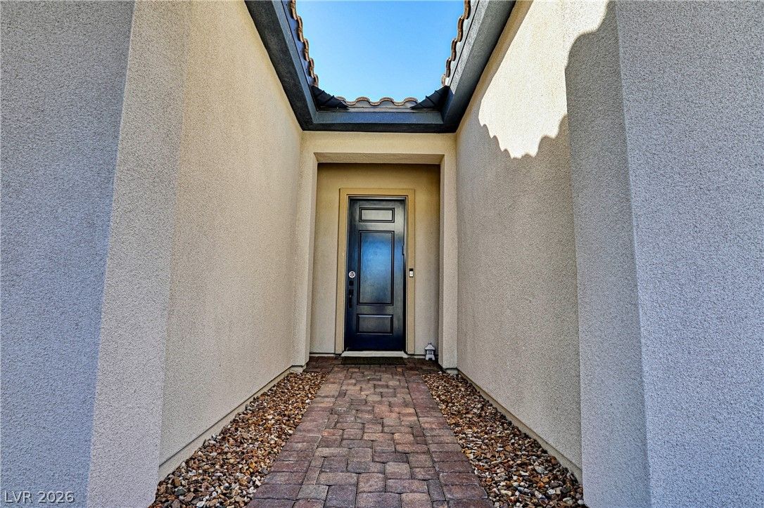 43 Autumn Palm Avenue — photo 2