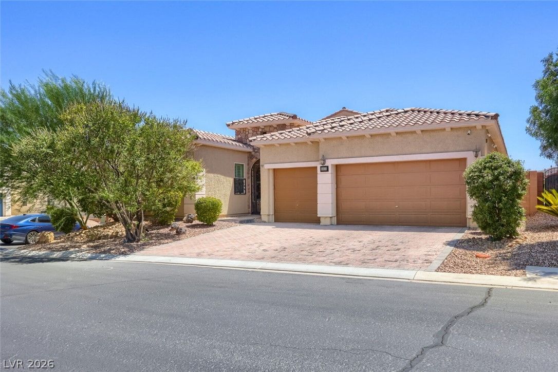 8833 Dramatic Gold Avenue — photo 2 of 35
