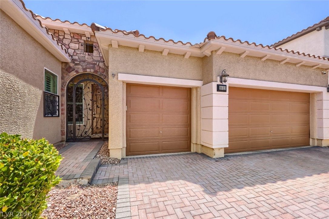 8833 Dramatic Gold Avenue — photo 3 of 35