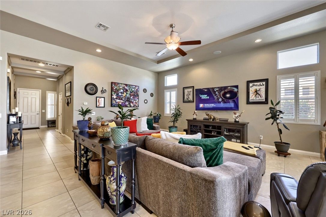 8833 Dramatic Gold Avenue — photo 4 of 35