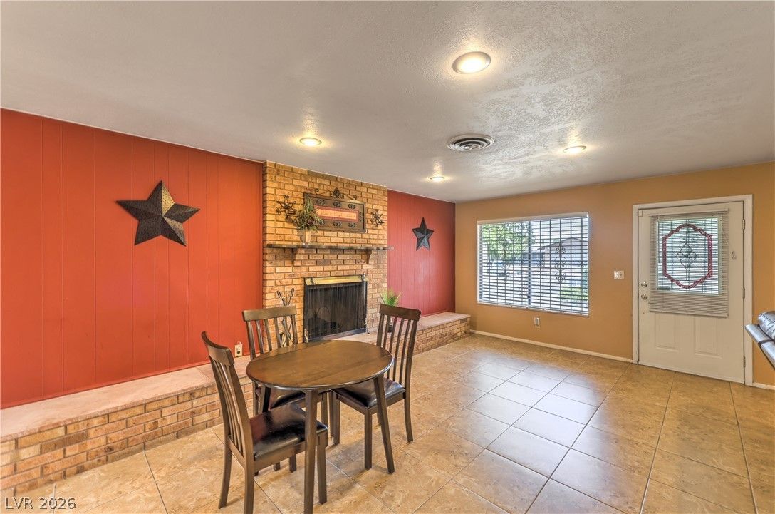 2420 Winwood Street — photo 5 of 33