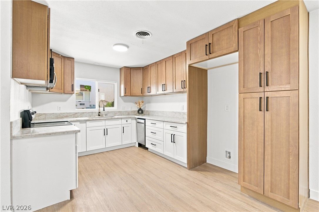 2000 Constantine Avenue — photo 3 of 23
