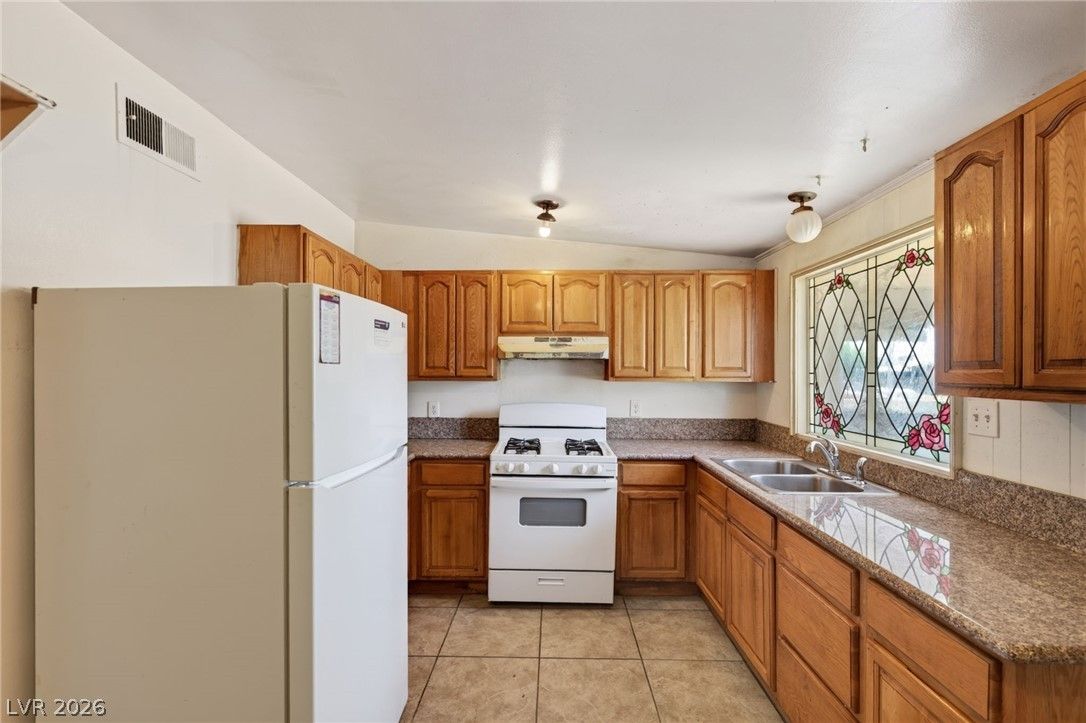 3021 Brady Avenue — photo 3 of 17