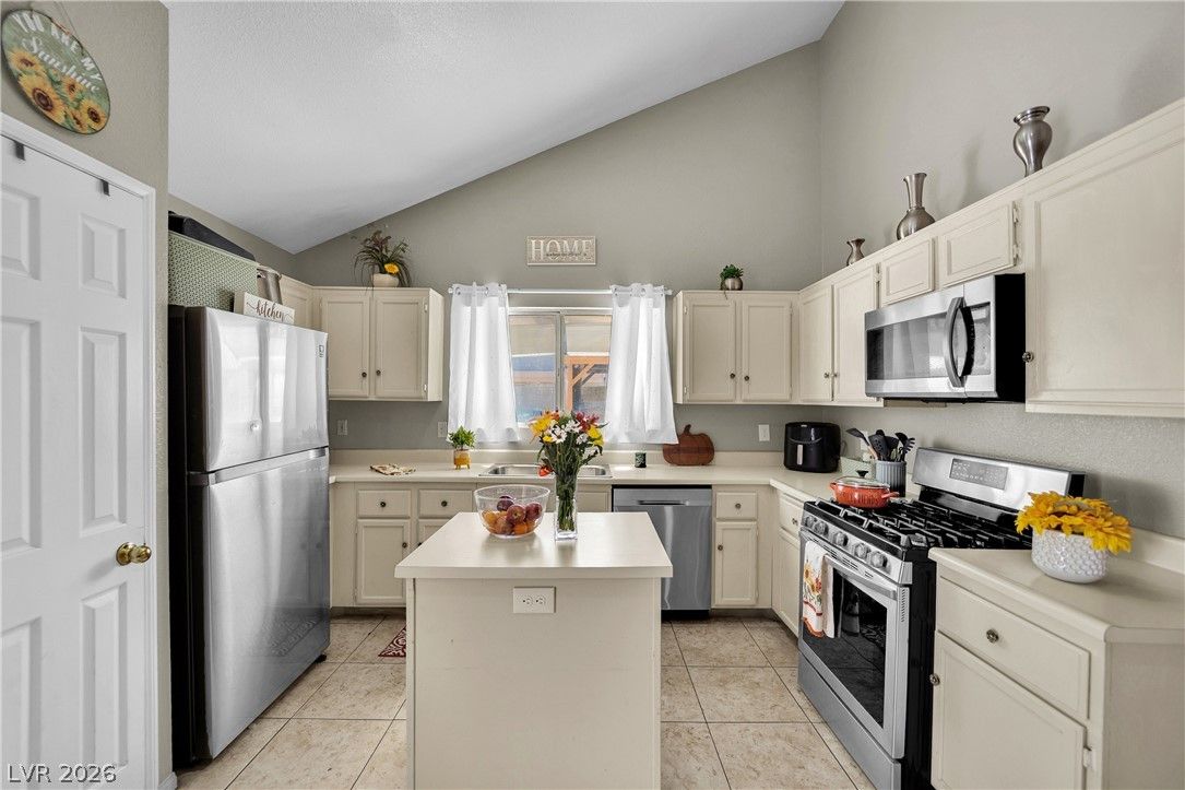 1714 La Cruz Drive — photo 3 of 34