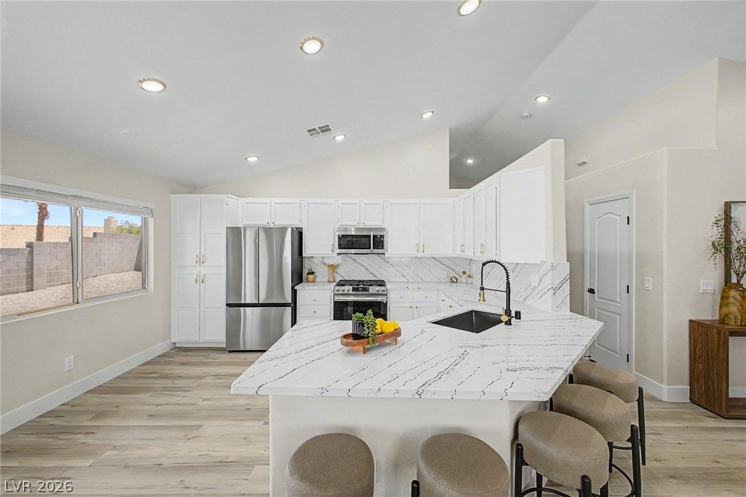 695 West Pacific Avenue — photo 2