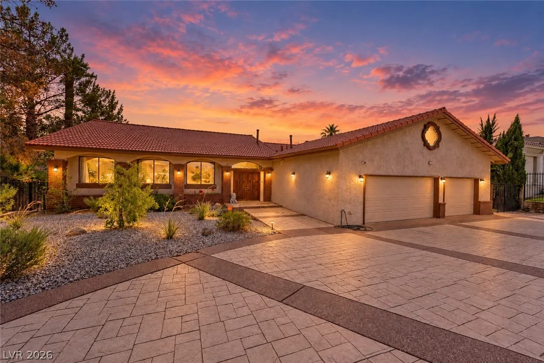 2817 La Mesa Drive — photo 1