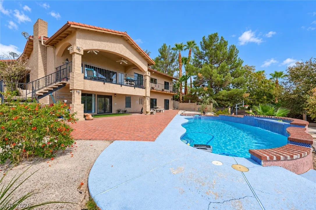 2817 La Mesa Drive — photo 2