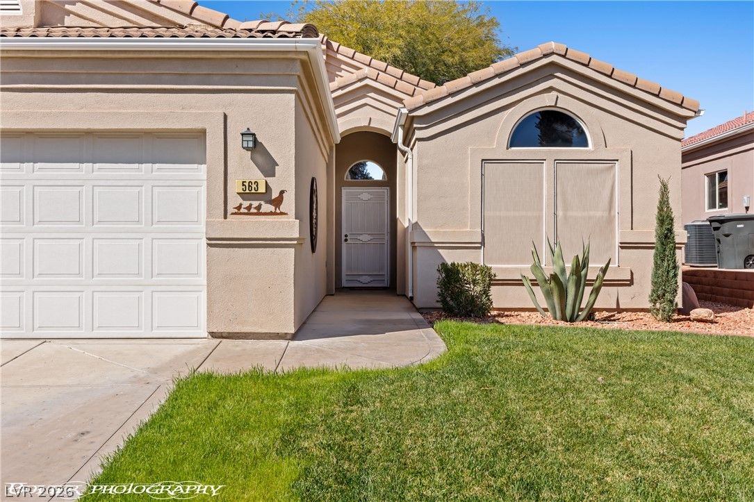 563 Fairways Drive — photo 3