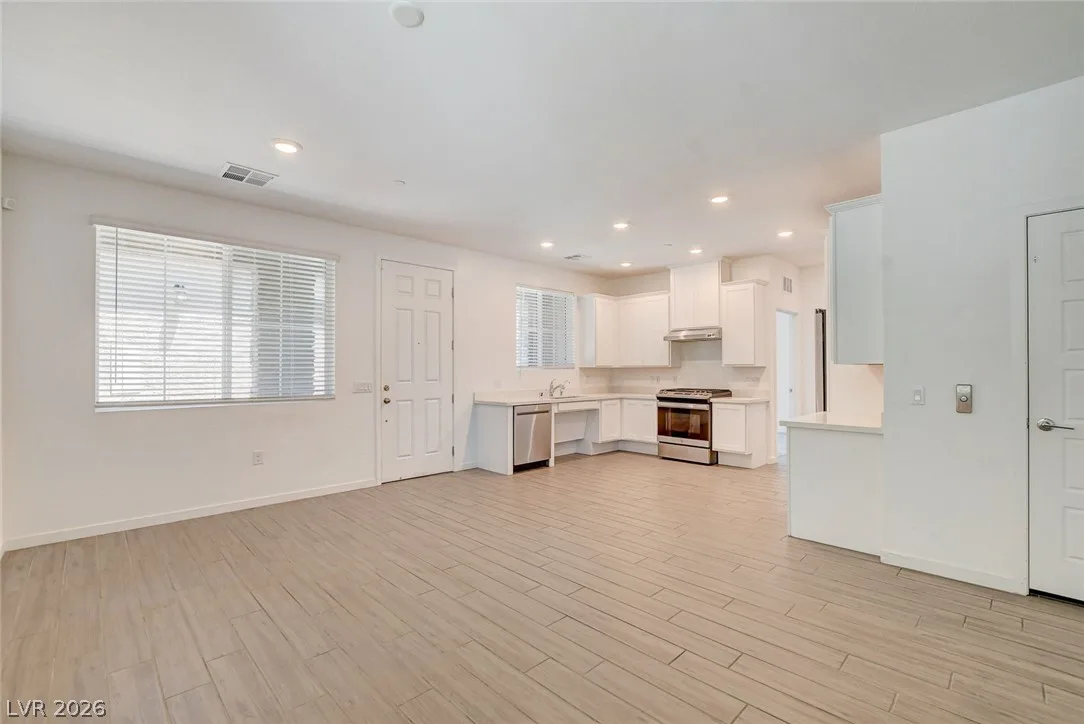 5730 Sky Pointe Drive 190 — photo 5
