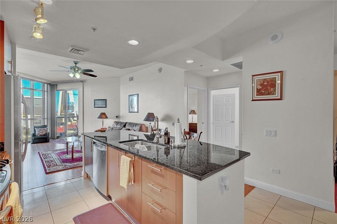 200 West Sahara Avenue 811 — photo 2