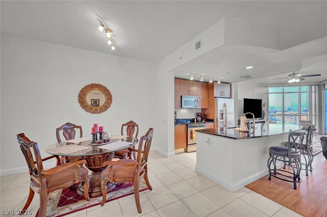 200 West Sahara Avenue 811 — photo 3