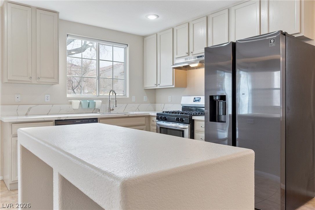 3211 Sunrise Cove Avenue — photo 5 of 32