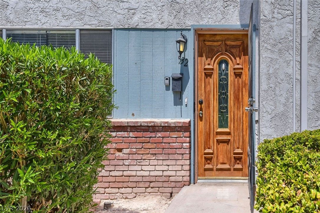 532 Greenbriar Townhouse Way — photo 2