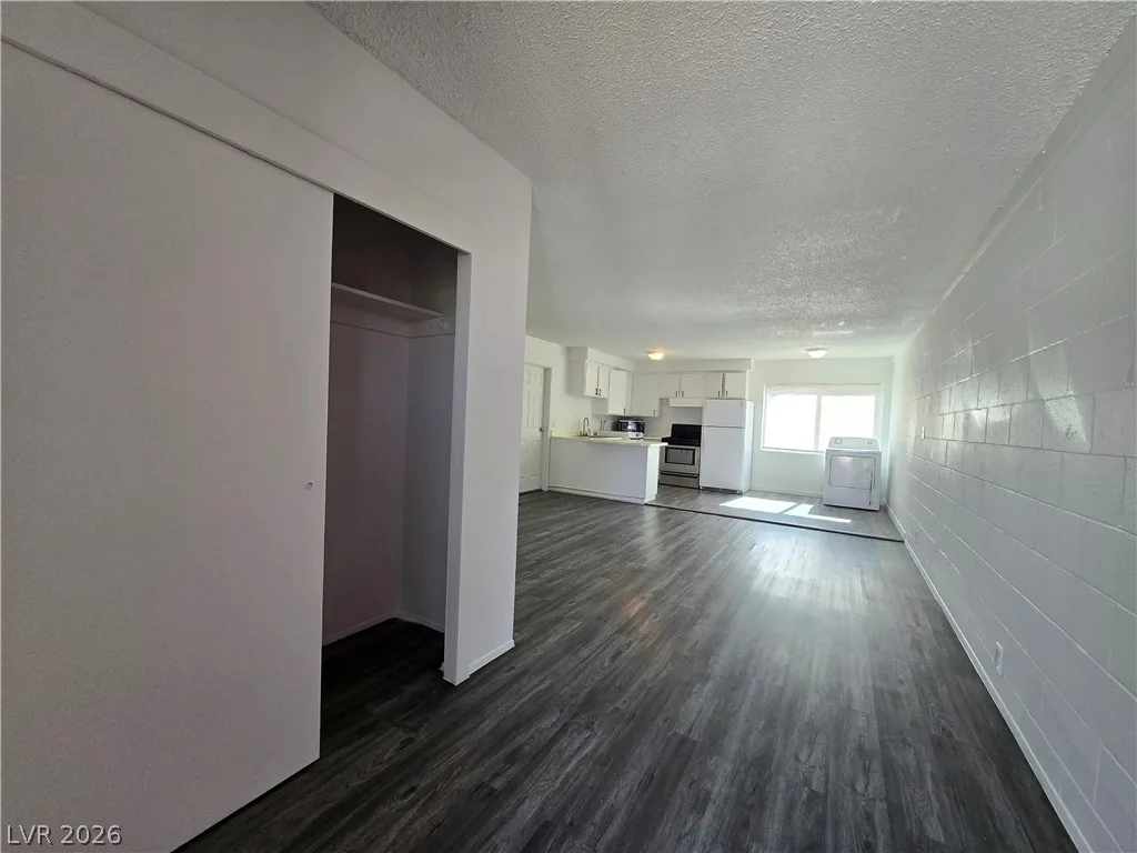 2937 Stewart Avenue 3 — photo 2