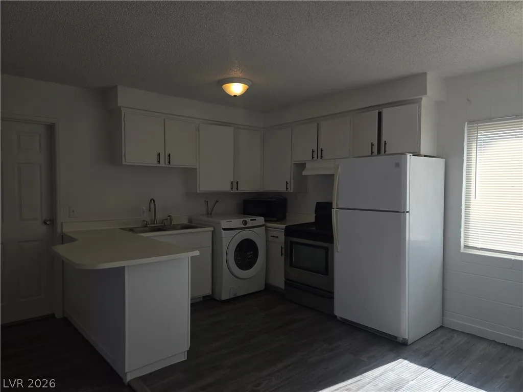 2937 Stewart Avenue 3 — photo 3