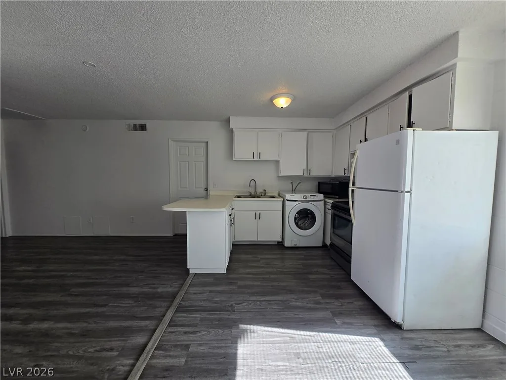 2937 Stewart Avenue 3 — photo 4