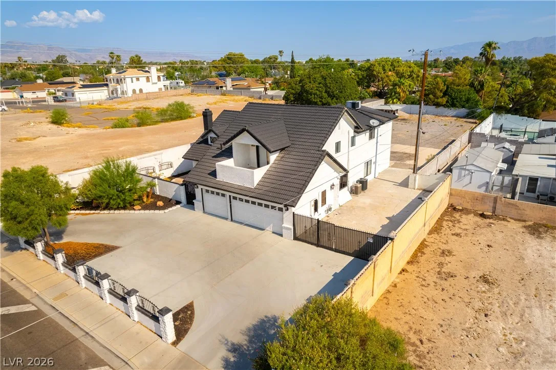 3200 West Oakey Boulevard — photo 2