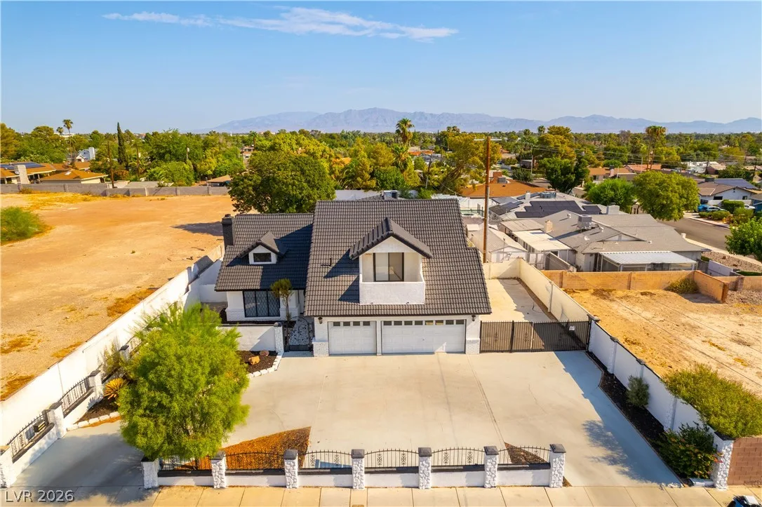 3200 West Oakey Boulevard — photo 3