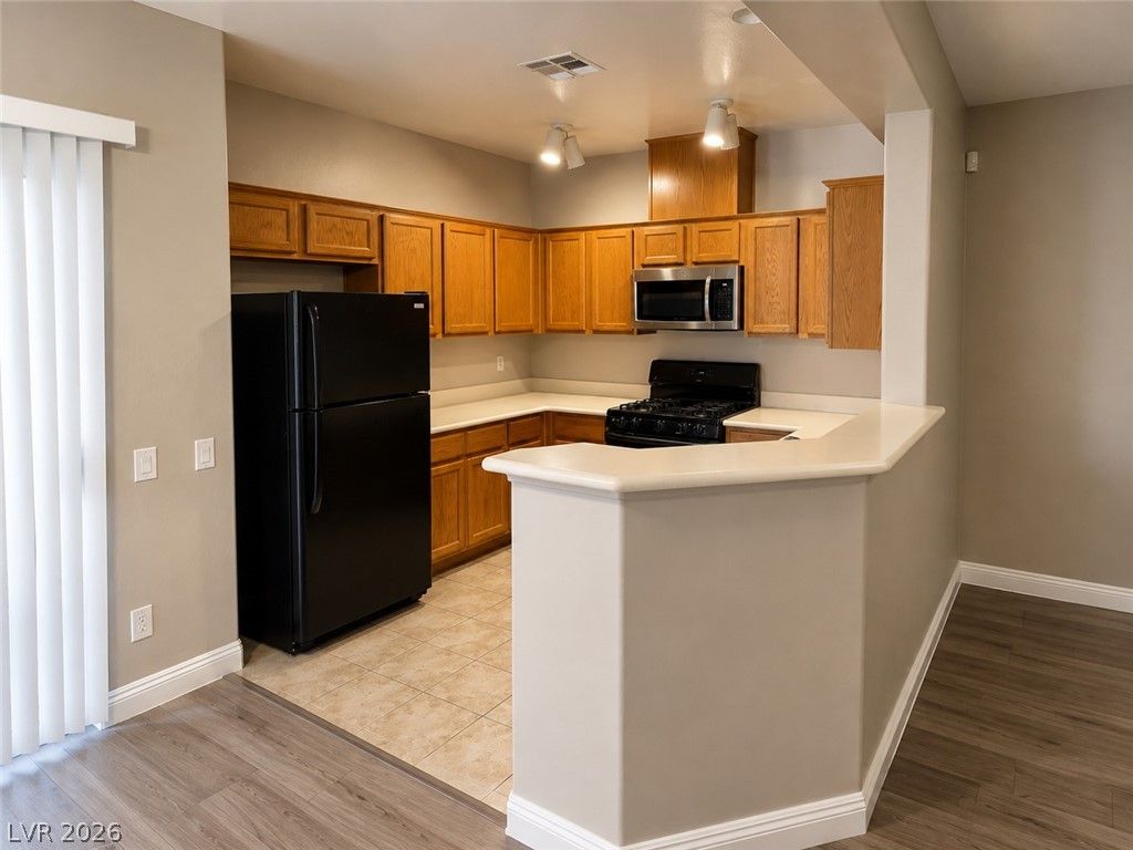6868 SKY POINTE Drive 2006 — photo 3