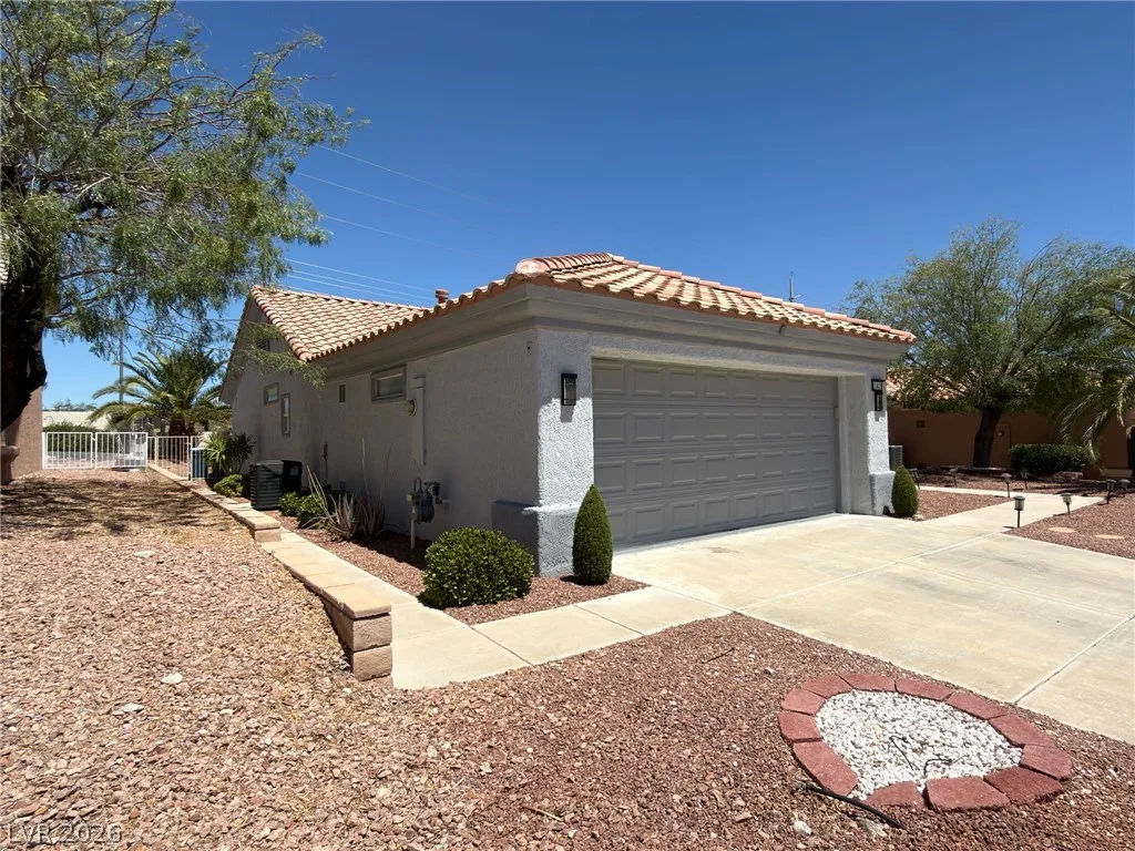 10420 Villa Ridge Drive — photo 2