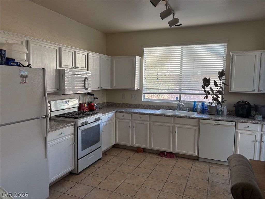 519 Siberia Street — photo 3 of 24