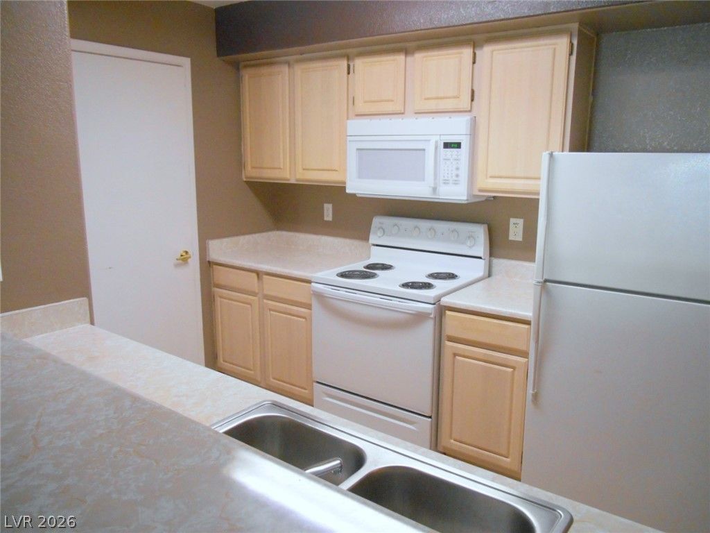 555 SILVERADO RANCH Boulevard 1073 — photo 3