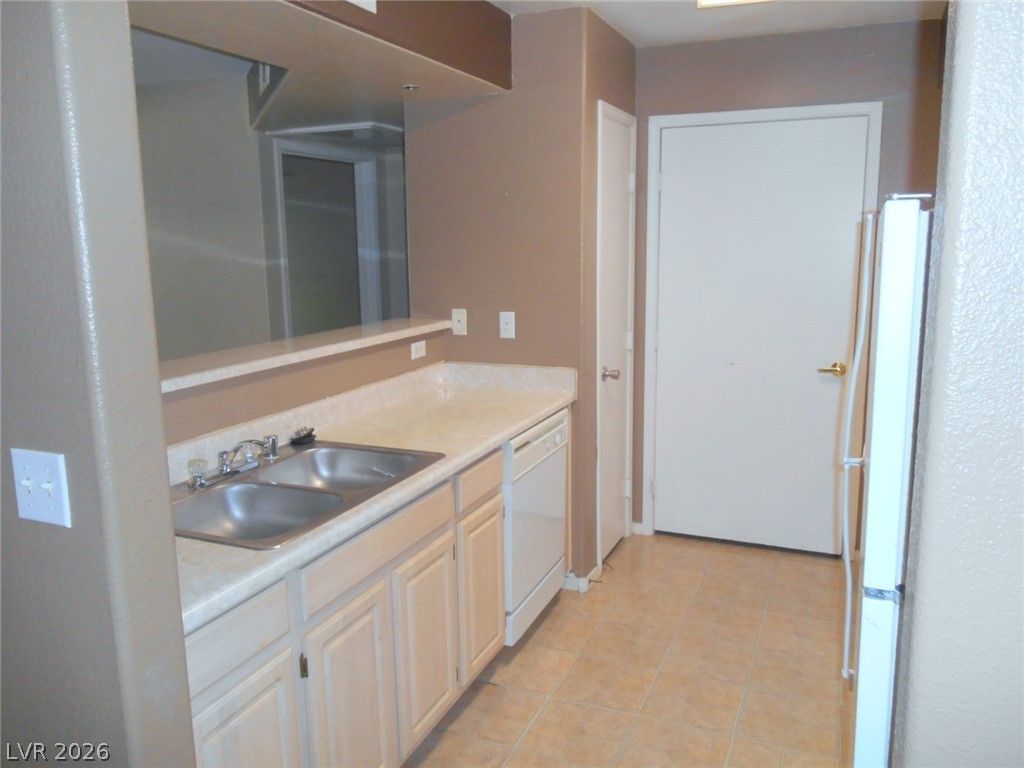 555 SILVERADO RANCH Boulevard 1073 — photo 4