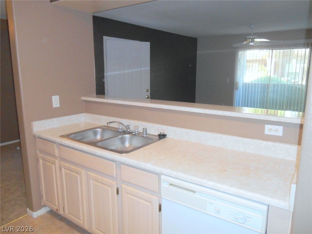 555 SILVERADO RANCH Boulevard 1073 — photo 5