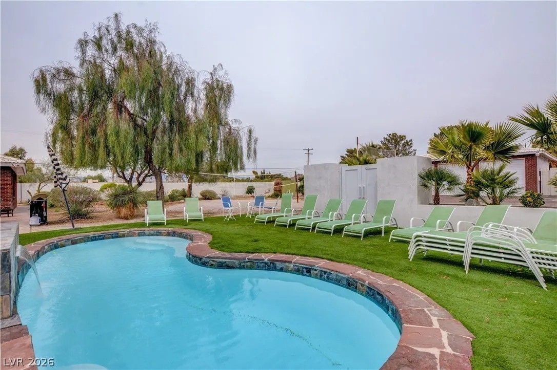 2720 East Quail Avenue — photo 4