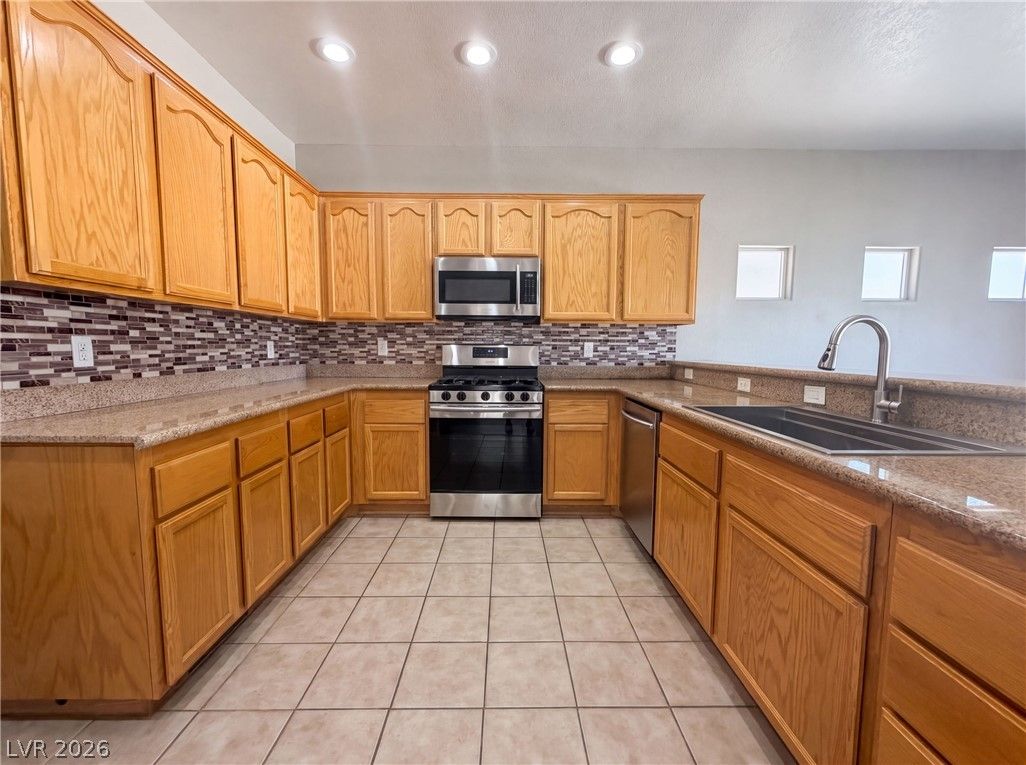 4560 Sunflower Avenue — photo 2
